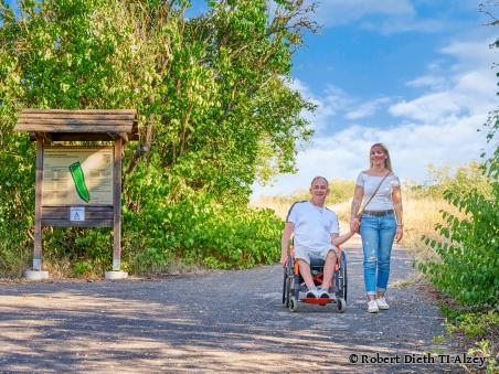 Zwei Menschen auf dem barrierefreien Rundweg - Foto von Robert Dieth TI Alzey