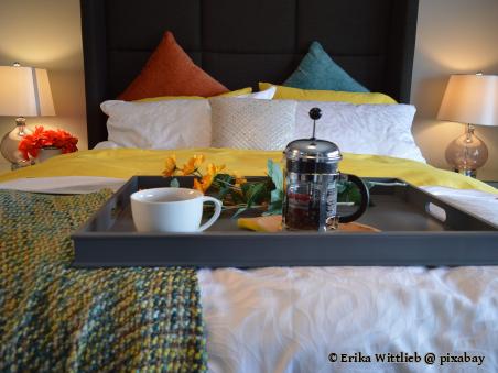 Ein Tablett mit einer Tasse und einer Kanne Kaffee für das Frühstück im Bett