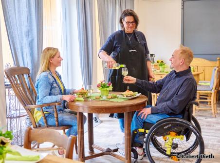 Ein Paar an einem Tisch im Restaurant - Foto von Robert Dieth