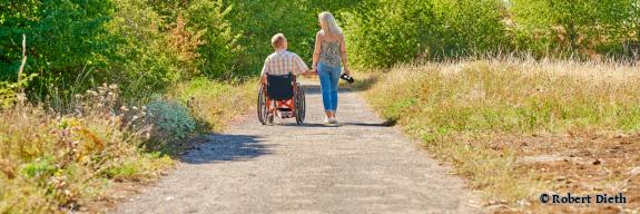 Ein Rollstuhlfahrer und sein Parterin gehen spazieren - Foto von Robert Dieth