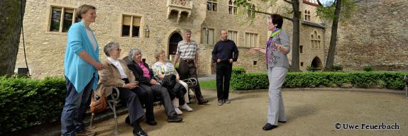 Gästeführung im Innenhof des Alzeyer Schlosses - Foto von Uwe Feuerbach