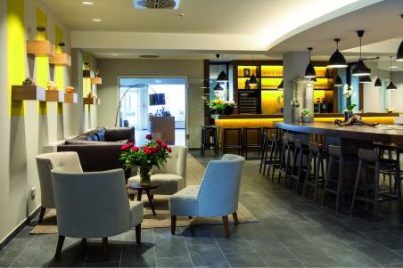 Weinbar mit Sitzgruppe und Sofa im Hotel Kaisergarten