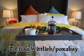 Tablett mit Kaffee und Blumen auf Doppelbett - Foto von ©Erika Wittlieb/poxabay