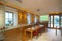 Vinothek im Weingut Dohlmühle mit langen Tischen