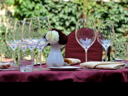 Gläser auf schon gedecktem Tisch