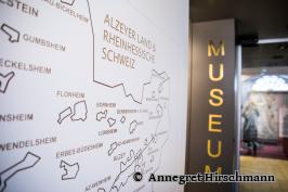 Schriftzug Museum mit Vitrinen im Hintergrund - Foto von © Annegret Hirschmann