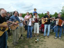 Musikgruppe Bembelsänger musizieren inmitten der Weinberge