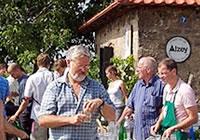 Viele Menschen beim Weintrinken während der Weinbergshäuschenwanderung