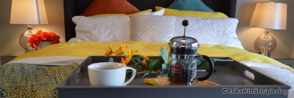 Hotelzimmer mit Doppelbett  - Foto von ErikaWittlieb/pixabay