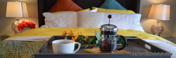 Tablett mit Kaffee und Blumen auf Doppelbett - Foto von Erika Wittlieb / pixabay
