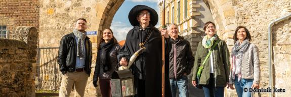 Gruppe von Gästen mit dem Nachtwächter - Foto von Dominik Ketz
