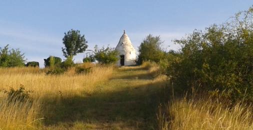 Trullo mit Wiese