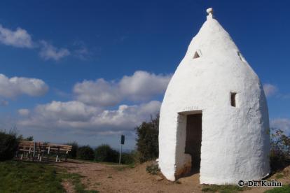 Trullo mit Rastplatz bei blauem Himmel - Foto von © Dr. Kuhn