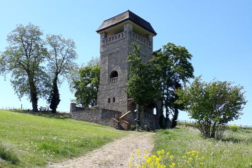 Wasserturm Siefersheim inmitten vom Feldern