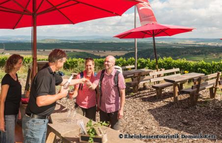 Ein Paar mach Rast am Weinausschank. - Foto von Rheinhessentouristik Dominik Ketz