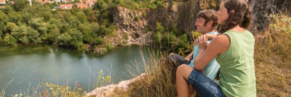 Wanderer am Steinbruchrand