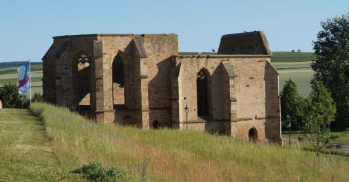 Ruine Bellerkirchemit blauem Himmel