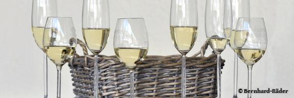 Gefüllte Weingläser vor einem Weidenkorb - Foto von Bernhard-Räder