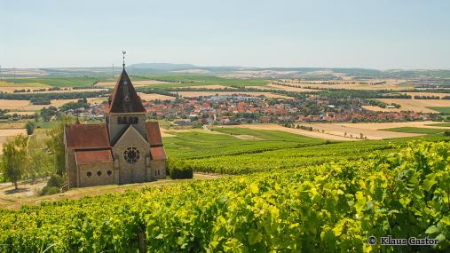 Blick über die Weinberge auf die Kreuzkapelle Gau-Bickelheim - Foto von © Klaus Castor