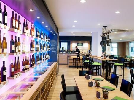 Vinothek mit beleuchteten Weinregalen