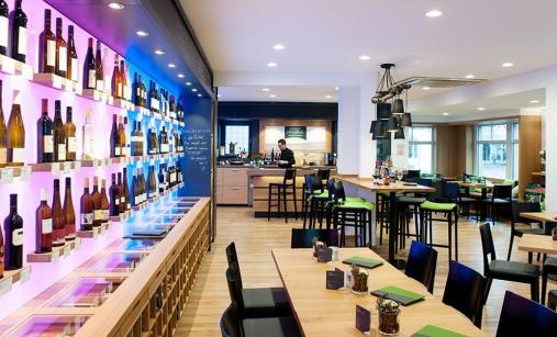 Vinothek mit bunt beleuchteten Weinregalen