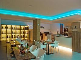 Weinlounge mit gemütlichen Sitzgruppen im Weingut Müller