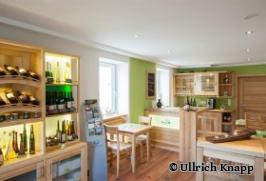 Vinothek mit hellen Möbeln im Kirchberg-Hof - Foto von Ullrich Knapp